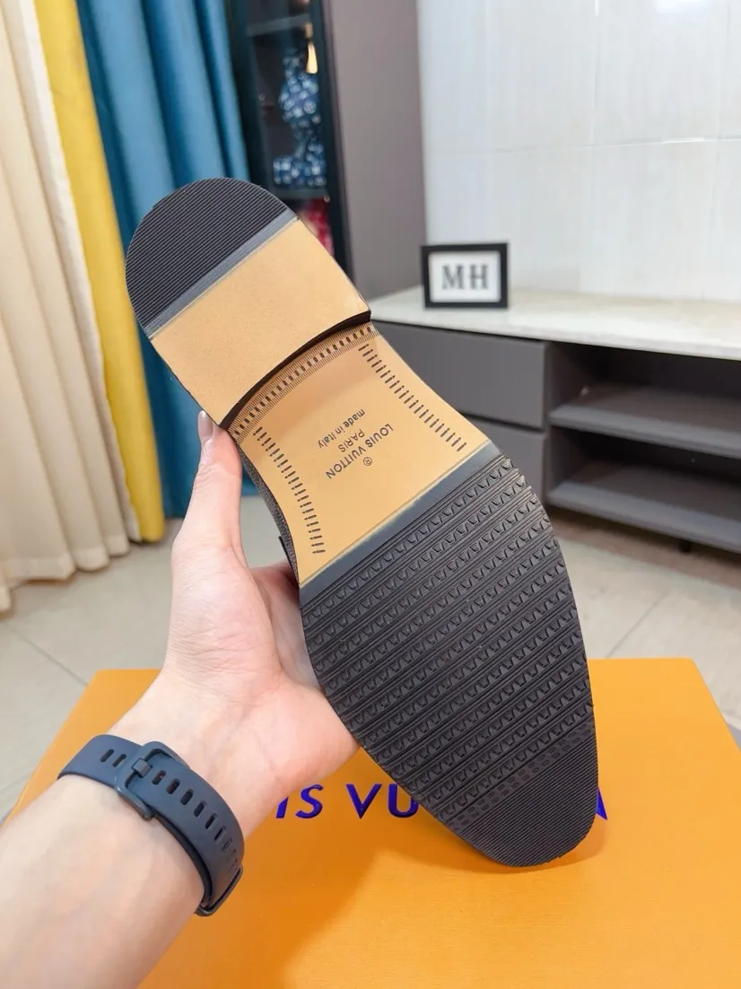 Ex-factory price 720🌹🌹High version [LV] Louis Vuitton's popular casual leather shoes🎖Fashionable and elegant🎖🎖Material: Original imported open-edge beaded cowhide, washed cowhide leather lining, original open-molded rubber outsole, high-end and classy, ​​elegant quality, instantly transforming into a handsome man ❤❤Standard\nNumber: 38-44